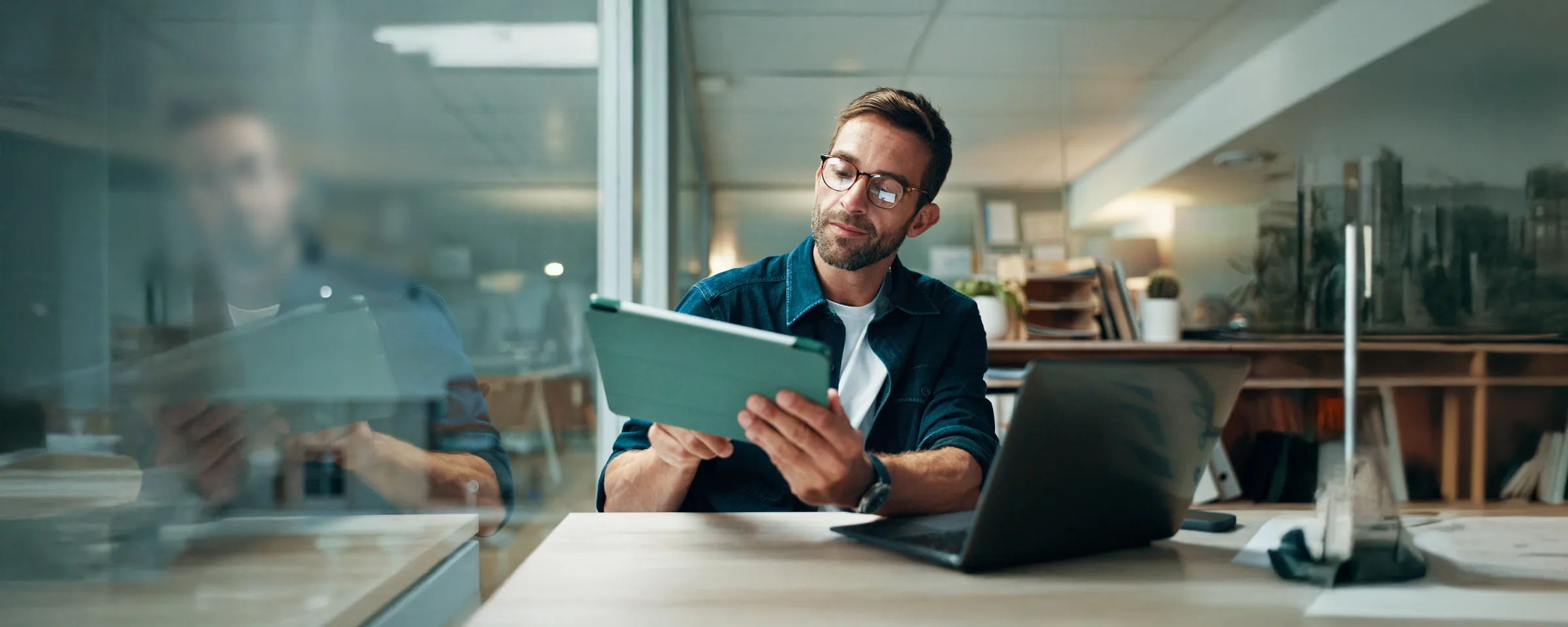 IT-Berater mit Tablet am Arbeitsplatz im Büro